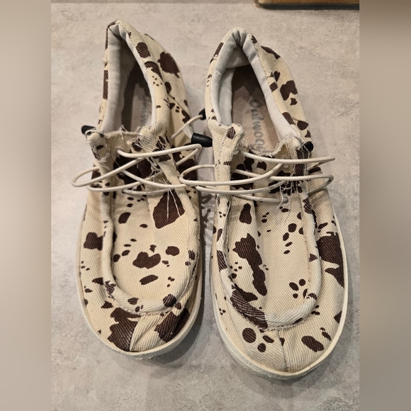 Very cute Outwoods cow print canvas shoes. Great condition. Size 6 or 6 1/2 - Picture 1 of 5
